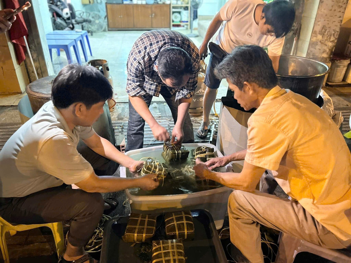 Nhiều người không về quê, ở lại thành phố đón Tết, tham gia cùng hàng xóm nấu bánh chưng đêm giao thừa. (Ảnh minh họa: Bảo Linh)