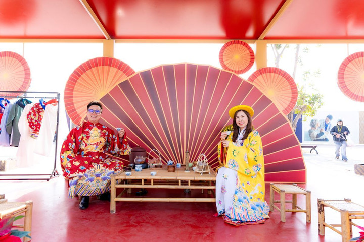 Du khách thích thú khi lần đầu được trải nghiệm không gian Tết cung đình sang trọng.