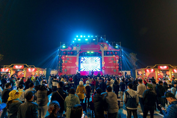 Văn hóa truyền thống được tôn vinh qua các màn trình diễn nghệ thuật độc đáo.