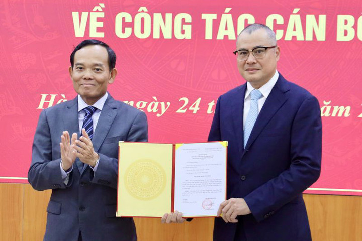 Bí thư Trung ương Đảng, Trưởng Ban Kinh tế Trung ương Trần Lưu Quang trao quyết định của Bộ Chính trị cho ông Phạm Đại Dương. (Ảnh: Ban Kinh tế Trung ương)