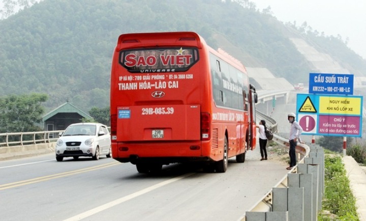 Đón trả khách trên đường cao tốc bị phạt bao nhiêu? - 1