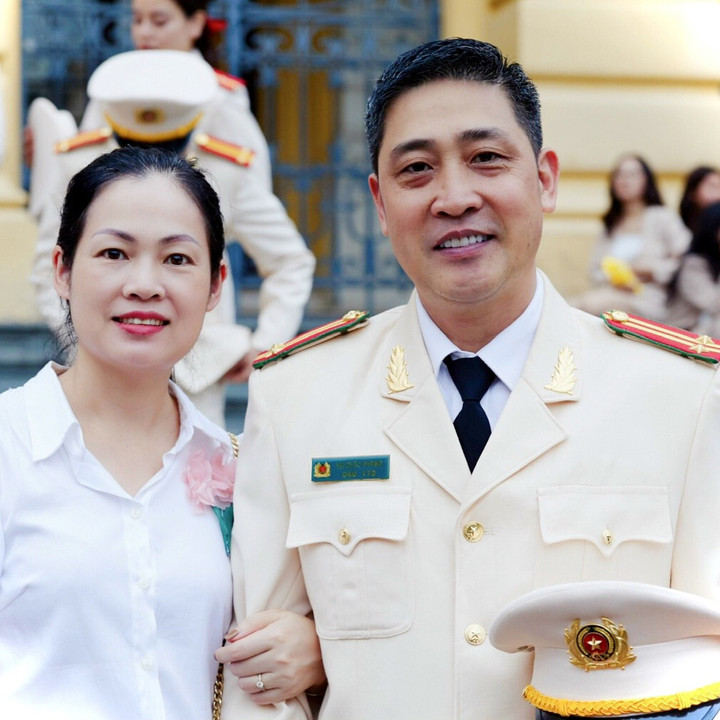 Trung tá Hồ Phong và vợ.