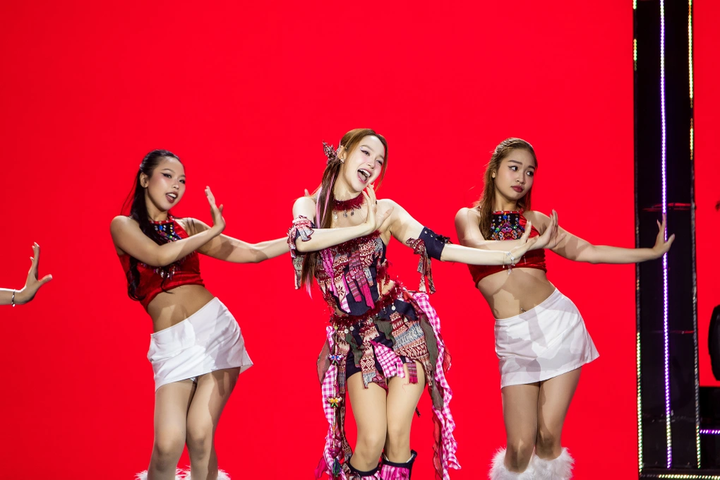 Minh Hằng biểu diễn "Chuyện cũ mình bỏ qua" tại Gala nhạc Việt.