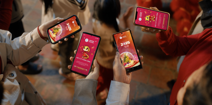 Ở Tết thời hiện đại, những tiếng “ting ting” khi lì xì online cũng chứa đựng lời chúc may mắn, bình an trong năm mới.