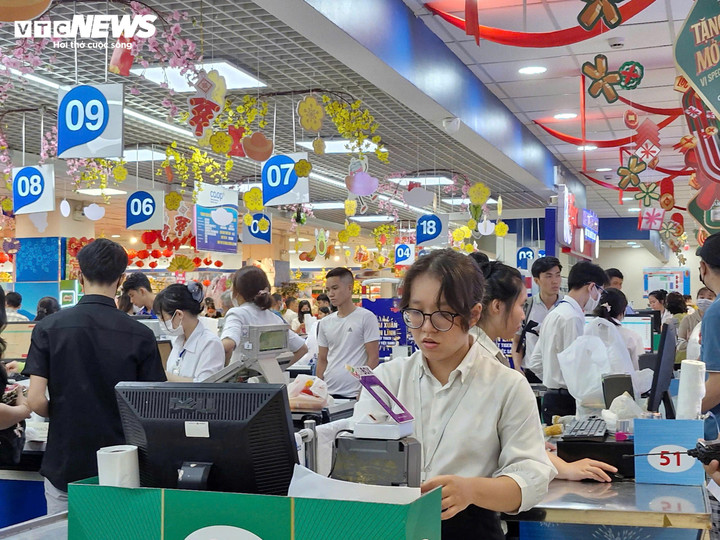 Các quầy thanh toán dù khá đông nhưng không có tình trạng khách xếp hàng đợi. Siêu thị này đã tăng gấp đôi số bàn thanh toán và nhân viên liên tục điều phối, khách khá thuận tiện thanh toán sau khi mua hàng.