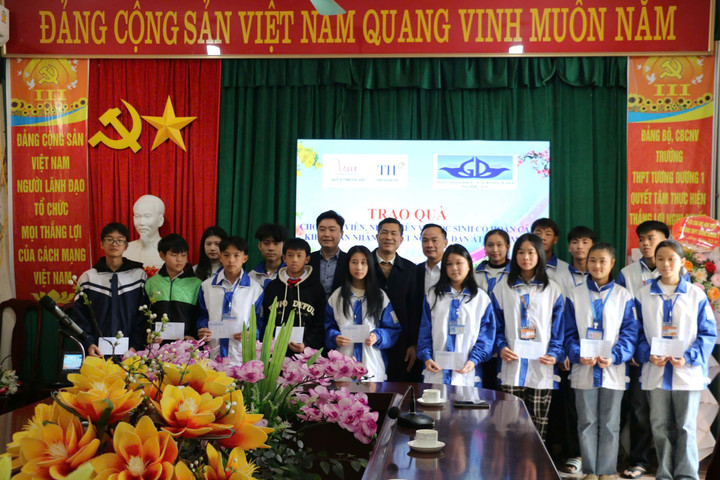 Tập đoàn TH, Quỹ Vì tầm vóc Việt tặng quà Tết cho các giáo viên và học sinh có hoàn cảnh khó khăn trên địa bàn tỉnh Nghệ An.