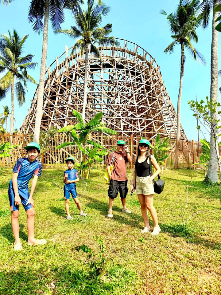 Nhạc sĩ Huy Tuấn đưa vợ con đi du lịch Phú Quốc những ngày cận Tết.