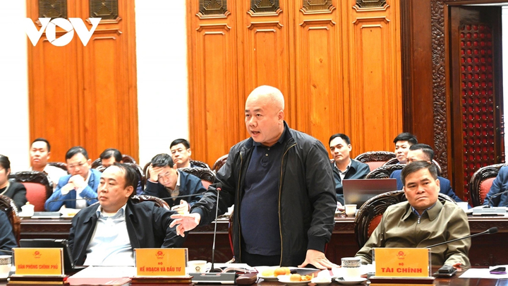 Thứ trưởng Bộ Kế hoạch và Đầu tư Đỗ Thành Trung phát biểu về các quy định thủ tục đấu thầu các dự án.