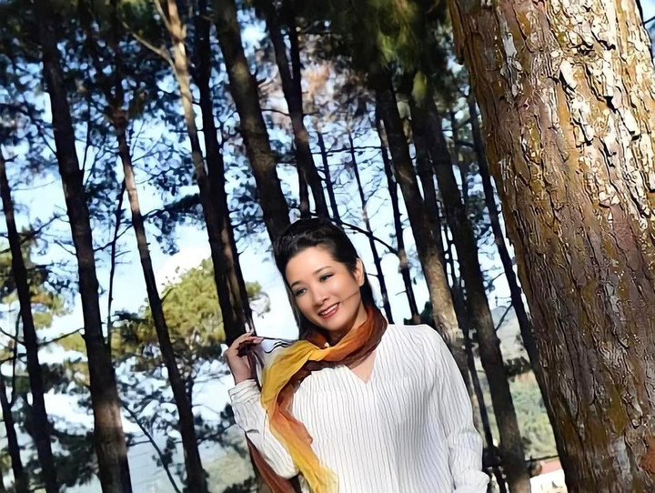 Thanh Thanh Hiền khoe nhan sắc xinh đẹp ở tuổi 55. Sau khi bước ra khỏi cuộc hôn nhân với ca sĩ Chế Phong, cô tận hưởng cuộc sống tự do bên hai con gái.