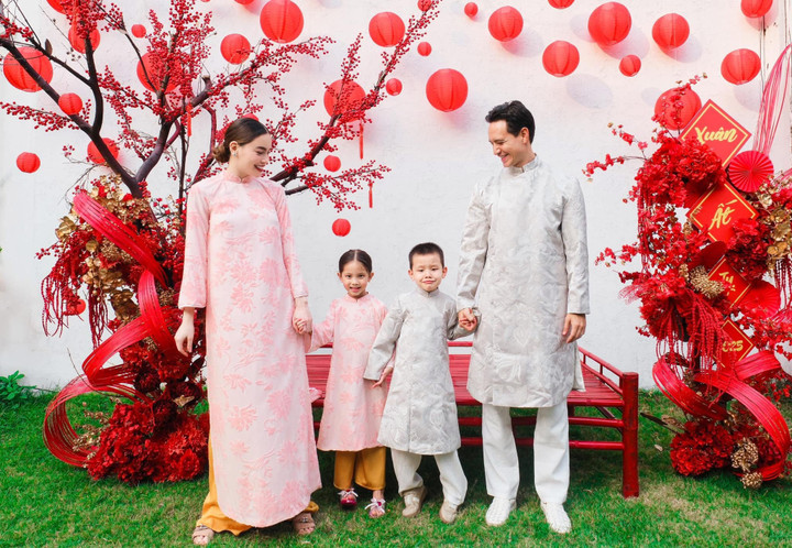 Vợ chồng Hồ Ngọc Hà hạnh phúc bên cặp song sinh Lisa - Leon.