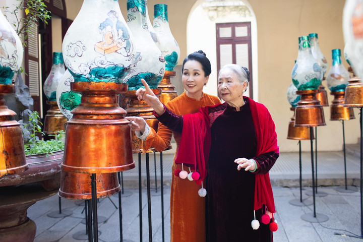 Mẹ NSND Lan Hương năm nay đã bước sang tuổi 92. Ngôi sao phim "Sống chung với mẹ chồng" viết: "Tôi chỉ muốn trào nước mắt khi chụp hình với người mẫu lớn tuổi nhất thế giới của tôi. Mẹ con mình sẽ phóng to tấm hình, đóng khung và treo trong phòng mẹ nhé".