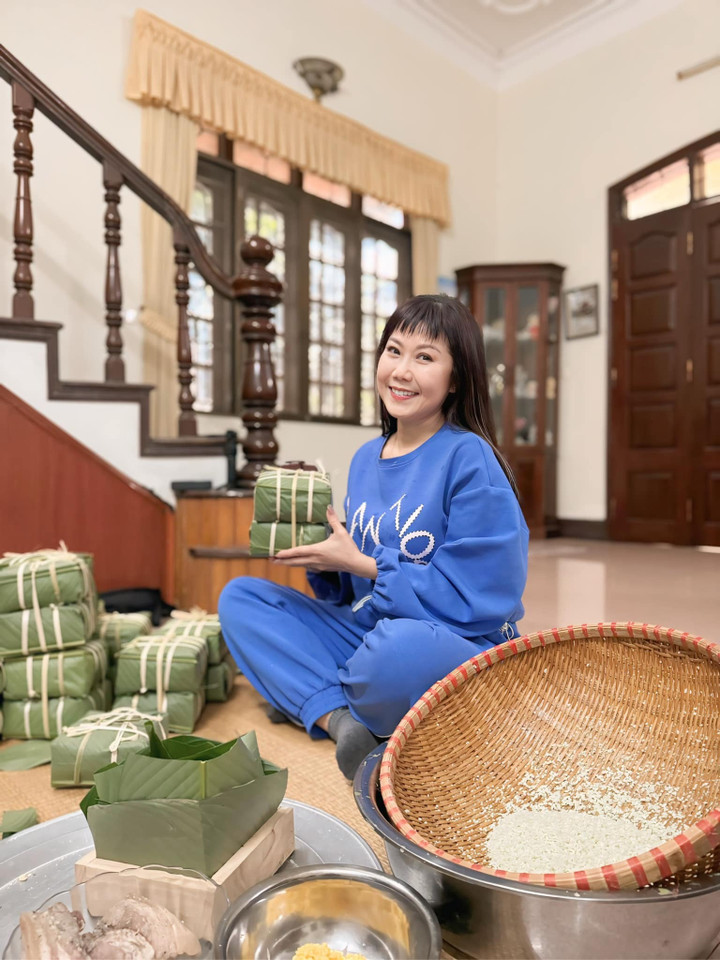 Diễn viên Hương Tươi tự tay gói bánh chưng cho ngày Tết. Sau khi toả sáng ở chương trình "Gặp nhau cuối tuần", cô ít xuất hiện trên truyền hình mà tập trung cho những vai diễn trên sân khấu kịch. Trong năm 2024, Hương Tươi khiến nhiều khán giả thích thú khi vào vai bà Mến trong phim "Trạm cứu hộ trái tim". Chia sẻ với phóng viên Báo điện tử VTC News, nữ diễn viên cho hay: "Tôi tự hào vì đến thời điểm hiện tại, dù không còn xuất hiện thường xuyên trên truyền hình nữa nhưng vẫn còn được khán giả nhớ tới và yêu mến".