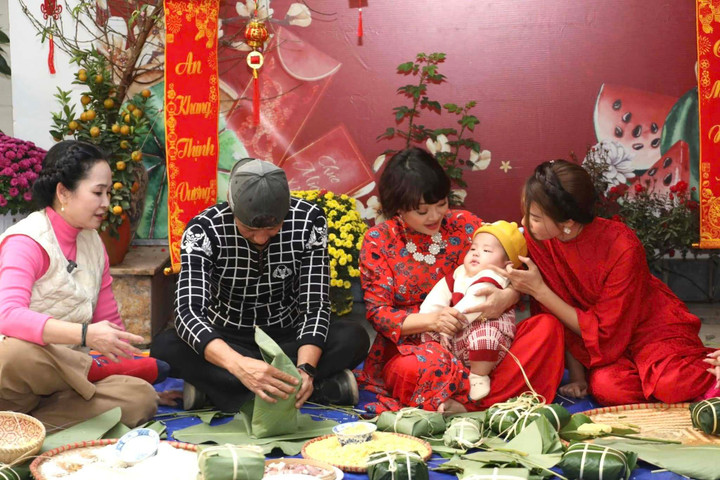 NSND Lan Hương, NSƯT Võ Hoài Nam, diễn viên Trà My cùng gói bánh chưng.