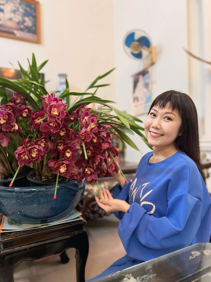 Diễn viên Hương Tươi có hai người con. Con gái của cô đang là sinh viên Đại học, còn con trai út đang học lớp 11. Theo chia sẻ của Hương Tươi, các con không có tốt chất nghệ thuật nhưng cô không buồn vì nghề này quá vất vả và bị đào thải liên tục. "Tôi luôn cảm thấy may mắn vì các con mình ngoan, học giỏi. Các con có theo ngành nghề nào tôi cũng đều tự hào và sẵn sàng hỗ trợ hết mức có thể" - nữ diễn viên nói.