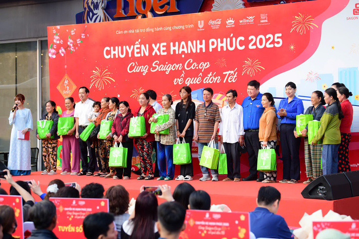 Saigon Co.op cùng các nhà tài trợ gửi tặng đến tận tay từng hành khách món quà Xuân.