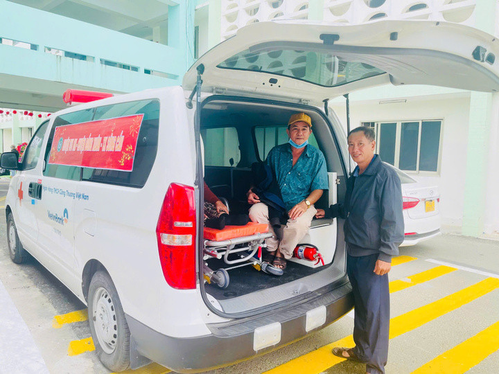 Nhiều bệnh nhân và gia đình hạnh phúc khi được về nhà sau thời gian điều trị bệnh.