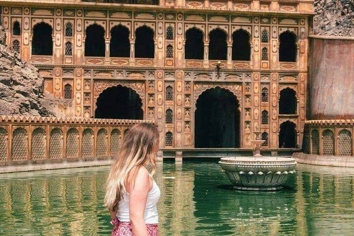 Nước ở dưới đáy giếng Chand Baori có màu xanh lục đặc biệt. (Ảnh: Tripadvisor)