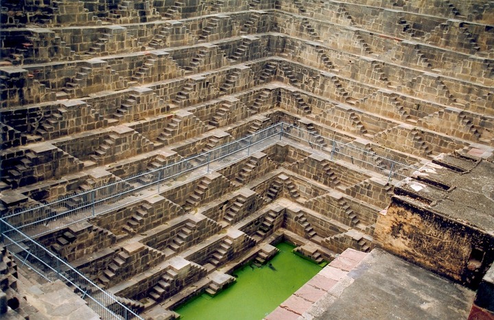 Các bậc thang của giếng Chand Baori được xếp đối xứng hoàn hảo, tạo nên kỳ quan thị giác. (Ảnh: Wikipedia)
