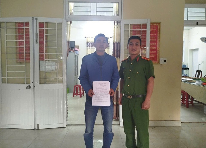 Sau khi nhận lại số tiền chuyển nhầm, ông Thế đã gửi thư cảm ơn anh Hoàng và Công an xã Bình Châu. (Ảnh: C.A)