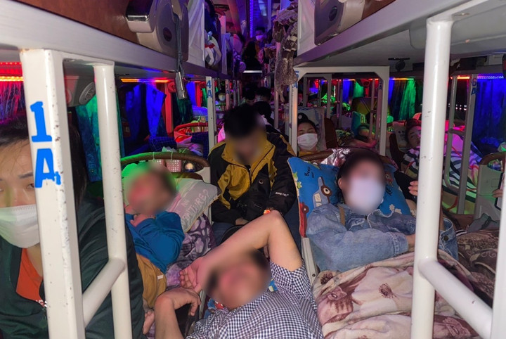 Tài xế ô tô nhồi nhét khách dịp Tết bị xử phạt thế nào? - 1