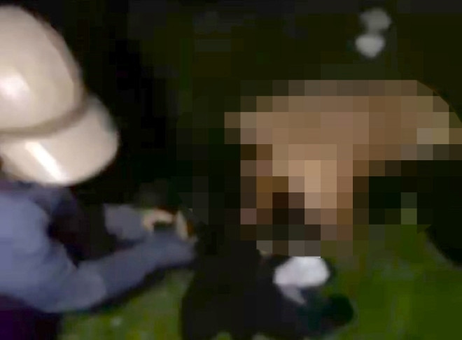 Hình ảnh bà H. bị nhóm người hành hung, lột đồ và quay video.