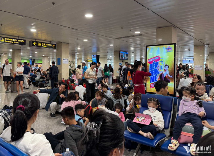 Hành khách vật vờ bên trong sân bay Tân Sơn Nhất do tình trạng chậm trễ chuyến. (Ảnh: L.Mỹ).
