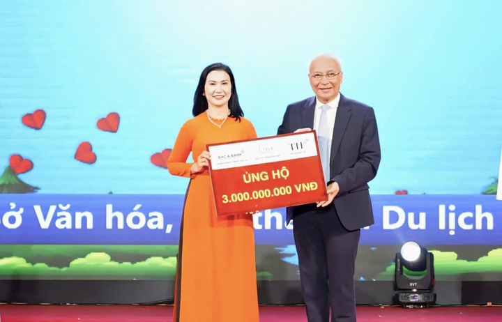 Ông Ngô Minh Hải, Chủ tịch HĐQT Tập đoàn TH thay mặt các đơn vị trao ủng hộ tới người nghèo tỉnh Đắk Nông.