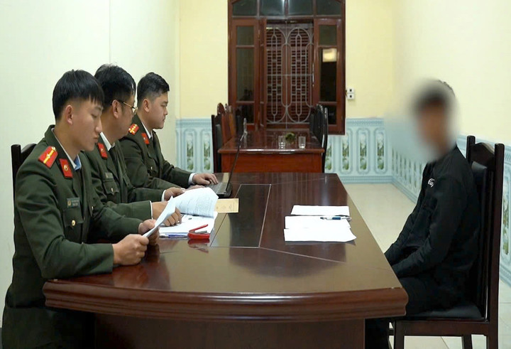 Chủ tài khoản YouTube "Tuyền Vlog" tại cơ quan công an.