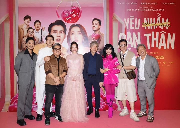 Kaity Nguyễn đang tham gia các hoạt động quảng bá phim "Nụ hôn bạc tỷ" tại Hà Nội. Cô cùng ê-kíp thực hiện phim chụp ảnh cùng diva Thanh Lam và hôn phu của nữ ca sĩ.