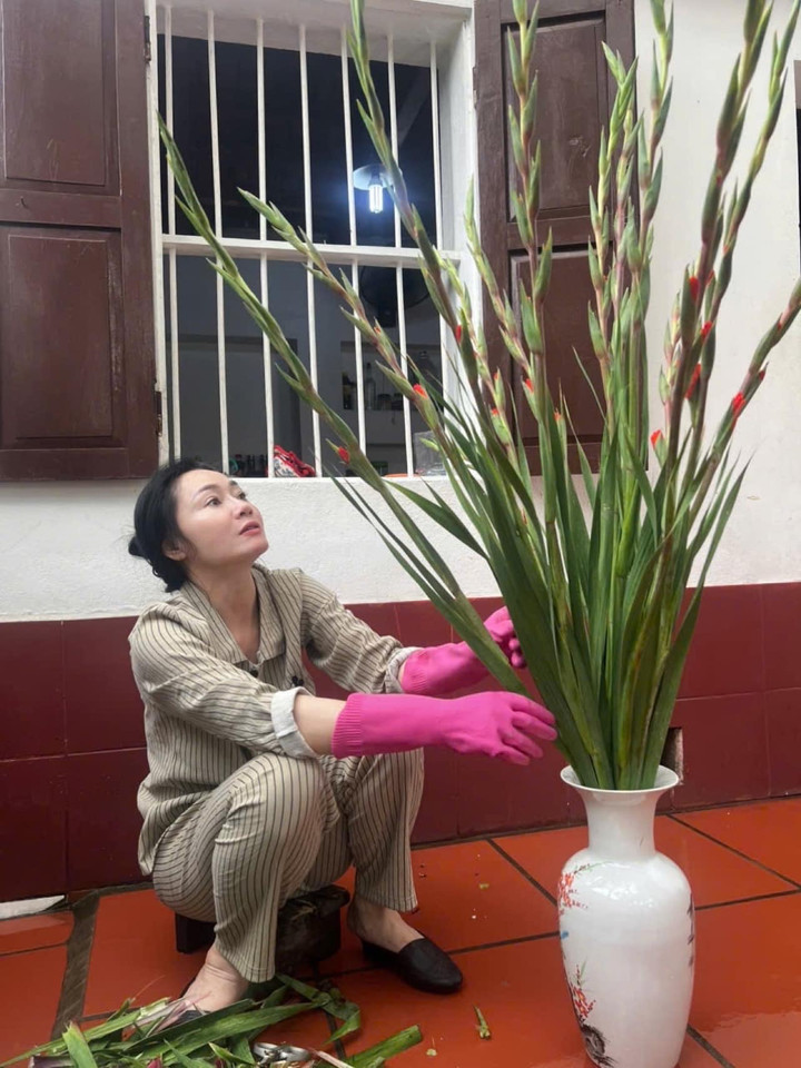 Ngôi sao phim "Hương vị tình thân" khoe ảnh cắm hoa.