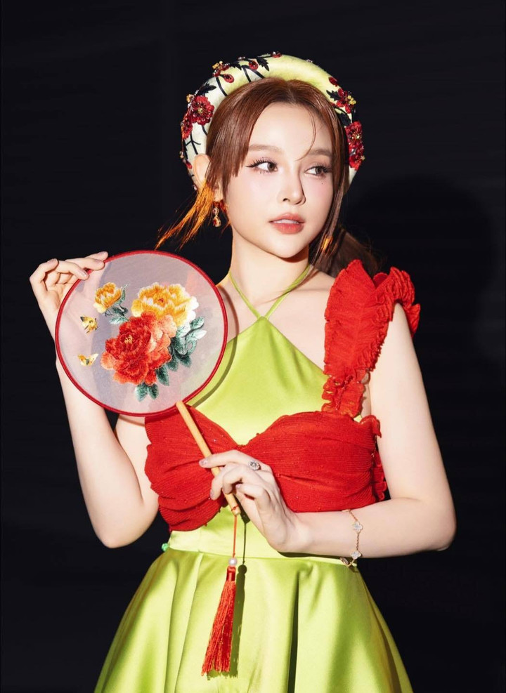 Trước đó, cô cũng đăng tải hình ảnh tham dự buổi ra mắt phim "Nụ hôn bạc tỷ" của đạo diễn Thu Trang.