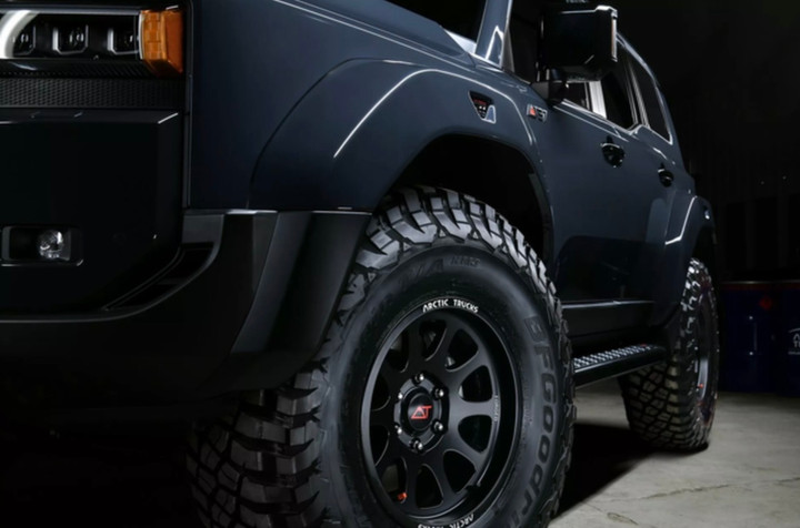 Chi tiết Toyota Land Cruiser Prado độ thân rộng - 11