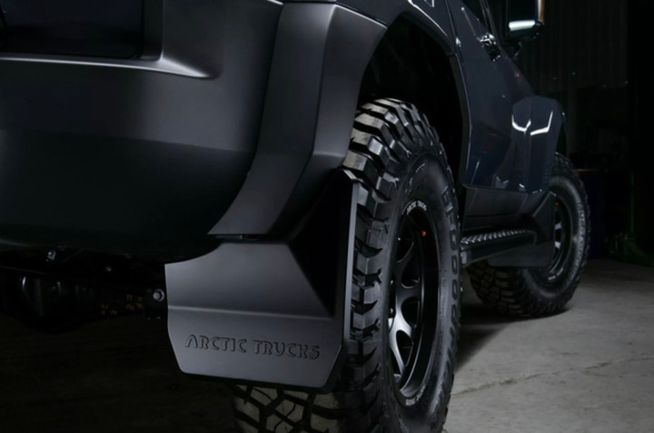 Chi tiết Toyota Land Cruiser Prado độ thân rộng - 14