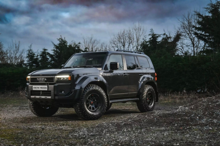 Chi tiết Toyota Land Cruiser Prado độ thân rộng - 16