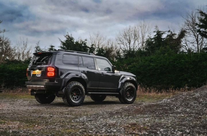 Chi tiết Toyota Land Cruiser Prado độ thân rộng - 17