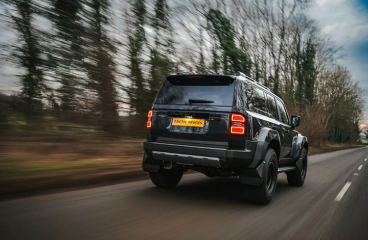 Chi tiết Toyota Land Cruiser Prado độ thân rộng - 8