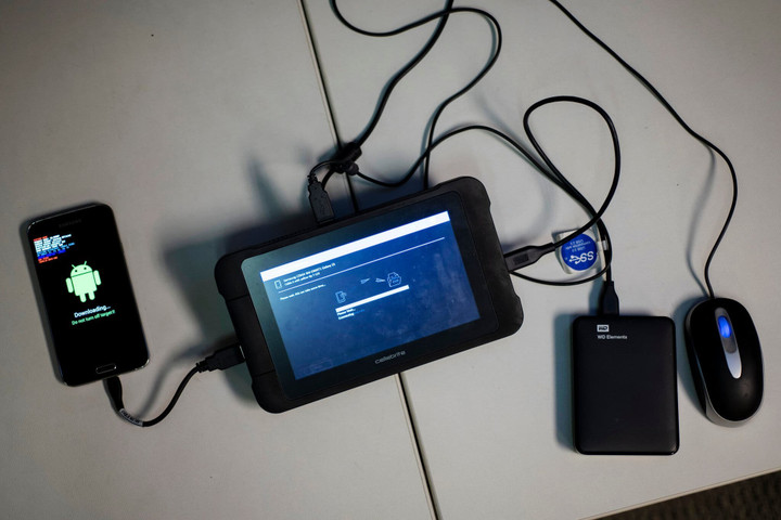 Một thiết bị Cellebrite trích xuất dữ liệu từ các thiết bị di động. (Ảnh: The New York Times)