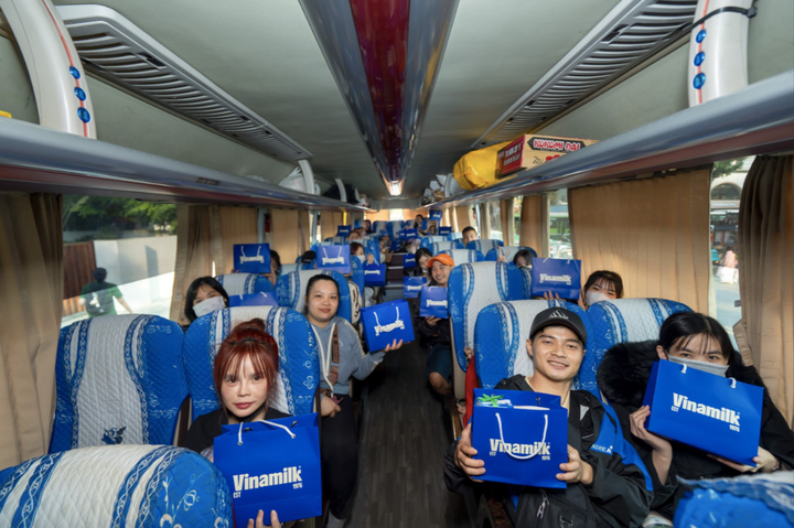 Theo đó, Vinamilk hỗ trợ với tổng giá trị tương đương hơn 400 triệu đồng, góp phần trao tặng 1.700 vé xe và 13.500 sản phẩm dinh dưỡng đến những công nhân có hoàn cảnh khó khăn, nhiều năm chưa được về quê đón Tết. Cùng với đó là hàng nghìn voucher “lì xì” đầu năm từ Vinamilk dành tặng cho 500 công nhân ở lại TP.HCM trong dịp này.