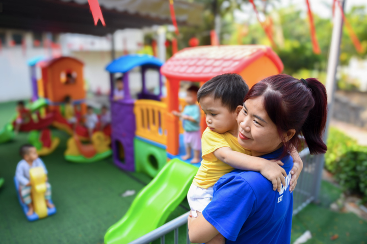 Dù chỉ mới bập bẹ vài tiếng, các bé lớp dưới 3 tuổi cũng không giấu được niềm vui trong không khí đặc biệt của ngày đầu xuân. Những cái ôm siết chặt của các em khi được bế trên tay cũng là điều mỗi nhân viên Vinamilk nhớ nhất sau chuyến đi.