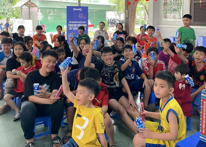 Tiếp đó, ngày 25/1, hơn 120 em nhỏ Làng trẻ em SOS Gò Vấp, một trong hai làng SOS đầu tiên tại Việt Nam, cũng đã nhận các phần quà Tết đến từ chương trình Quỹ sữa Vươn cao Việt Nam. Không riêng tại đây, gần 1.000 phần quà Tết tương đương 13.100 hộp sữa tươi Vinamilk 100%, cũng được trao đến các bé đang được nuôi dưỡng, học tập tại tất cả 17 làng trẻ em SOS trên cả nước.