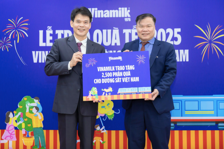 Thấu hiểu nỗ lực này, Vinamilk đã phối hợp với Tổng công ty Đường sắt Việt Nam trao tặng 2.500 phần quà dinh dưỡng đến cán bộ, nhân viên ngành đường sắt. Đây vừa là lời động viên, vừa là sự tri ân đến những người đã dành những phút giây đoàn viên ấm áp bên gia đình để hoàn thành nhiệm vụ.