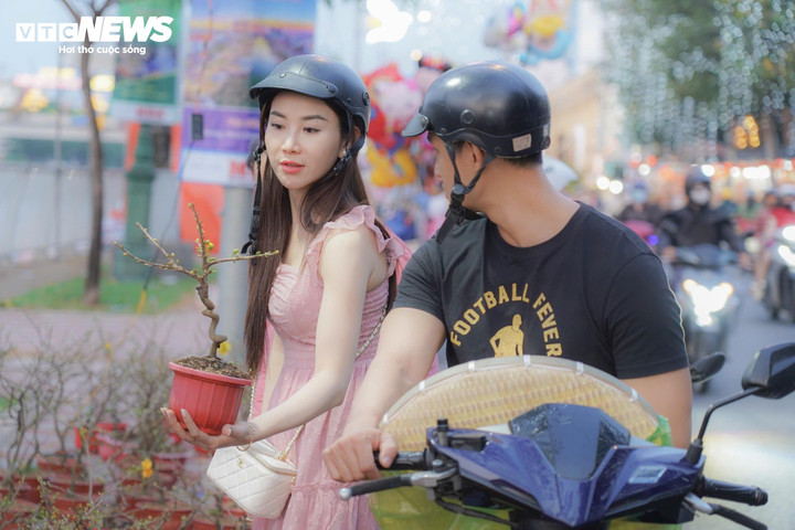 Trong dịp Tết nguyên đán Ất Tỵ, thời tiết TP.HCM và các tỉnh Nam Bộ khá ổn định và thuận lợi cho mọi hoạt động đón năm mới, riêng mùng 1 Tết, TP.HCM nhiệt độ có thể xuống 20°C.