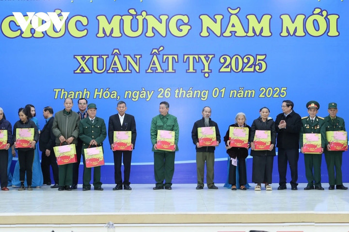 Thủ tướng tặng quà gia đình chính sách, hộ nghèo huyện Ngọc Lặc.