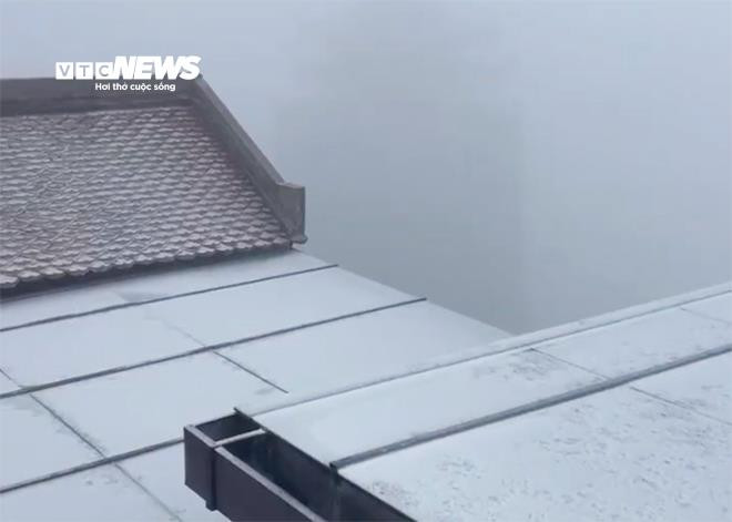 Các bậc thềm, mái ngói cũng được phủ một lớp tuyết trắng.