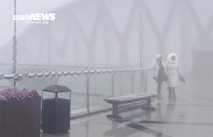 Bắc Bộ và Bắc Trung Bộ rét đậm, vùng núi Bắc Bộ rét hại, vùng núi cao khả năng xảy ra băng giá, sương muối, Trung Trung Bộ trời rét. Nhiệt độ thấp nhất trong đợt không khí lạnh này ở Bắc Bộ và Bắc Trung Bộ phổ biến 9-12°C, vùng núi Bắc Bộ 6-8°C, vùng núi cao có nơi dưới 3°C, Quảng Bình đến Huế 14-17°C, Đà Nẵng đến Quảng Ngãi 16-19°C.