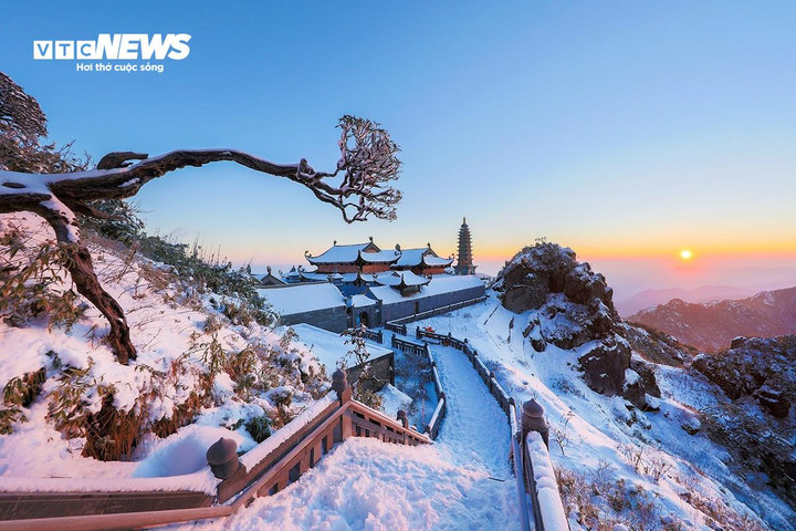 Trước đó, năm 2021, tuyết từng phủ dày trên nóc nhà Đông Dương, với độ dày tới 60cm, tạo nên nhiều khung cảnh ấn tượng, thu hút đông đảo du khách và nhiếp ảnh gia tìm đến Fansipan.