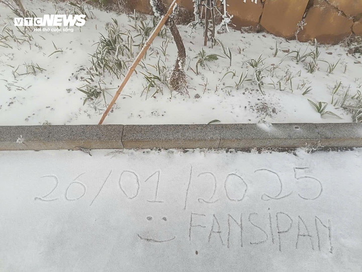 Đây cũng là lần đầu trong mùa đông năm 2024-2025, đỉnh Fansipan ghi nhận tuyết rơi.