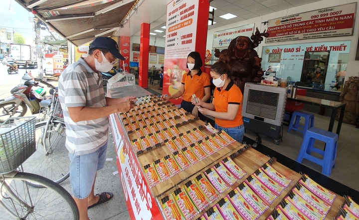 Người dân TP.HCM thường mua vé số để tặng nhau trong dịp đầu năm mới. (Ảnh minh họa: Đại Việt)