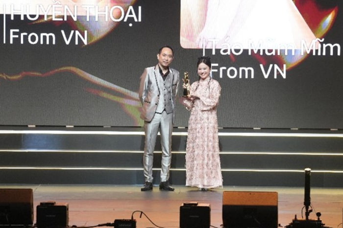 Đại diện Gia tộc Huyền thoại nhận giải thưởng.