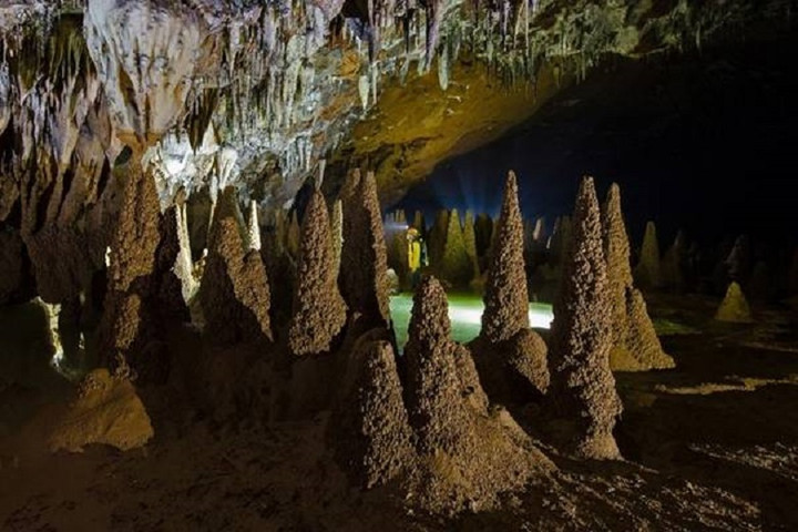 Khoảng 1.000 cột thạch nhũ kích thước rất đồng đều trong hang Va.
